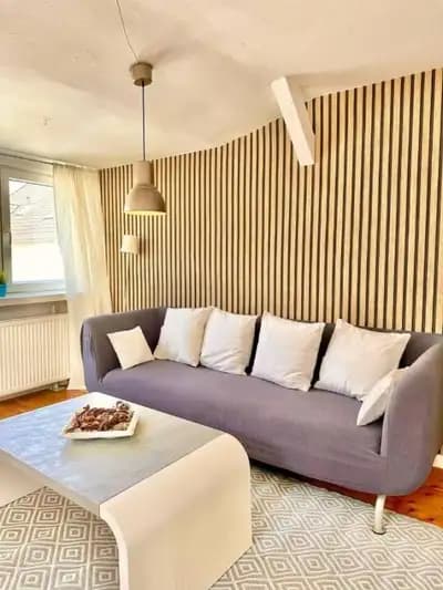 Schönes City-Apartment mit 2 Schlafzimmer, Parkplatz, ruhig und hell in Oldenburg – Wohnbereich