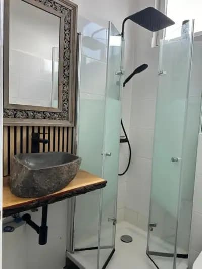 Schönes City-Apartment mit 2 Schlafzimmer, Parkplatz, ruhig und hell in Oldenburg – Badezimmer