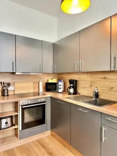 Modernes City-Apartment mit Blick in den Park und 2 Bäder in Oldenburg – Wohnbereich
