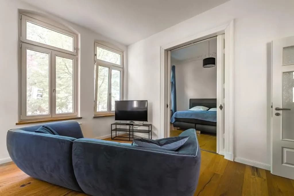 Modernes City-Apartment mit Blick in den Park und 2 Bäder in Oldenburg – Wohnbereich