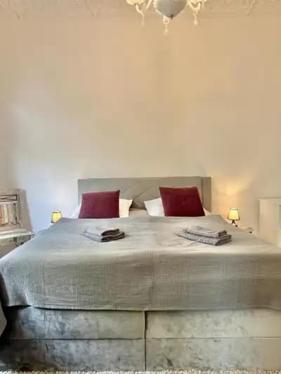 Großes City-Apartment am Waffenplatz mit 3 Schlafzimmern & 2 Bädern in Oldenburg – Wohnbereich