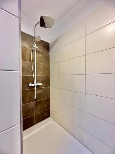 Ruhiges Dachgeschoss-Apartment mit 3 Schlafzimmern in der City, Oldenburg – Badezimmer