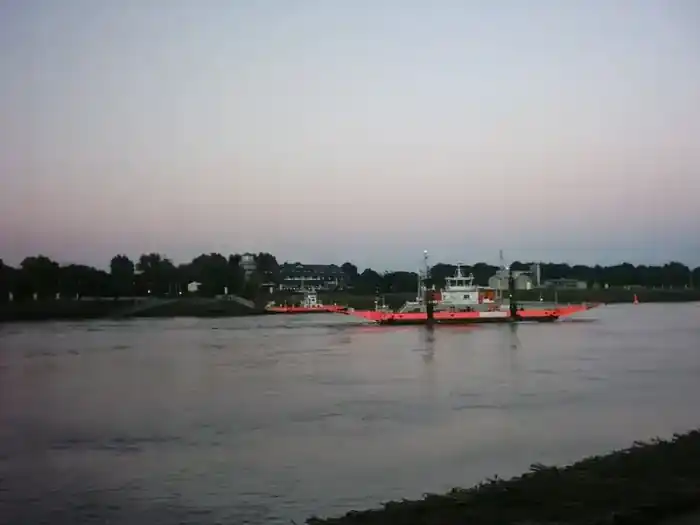 Weserfähre Berne im Sonnenuntergang