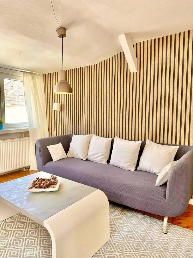 Schönes City-Apartment mit 2 Schlafzimmer, Parkplatz, ruhig und hell in Oldenburg – Wohnbereich