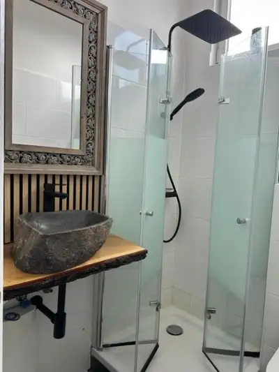 Schönes City-Apartment mit 2 Schlafzimmer, Parkplatz, ruhig und hell in Oldenburg – Badezimmer